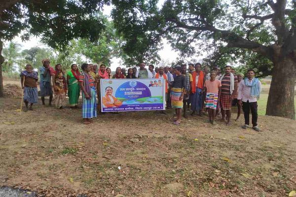 बगीचा में ग्रामवासियों के सहयोग से श्रमदान कर तालाब की गई सफाई