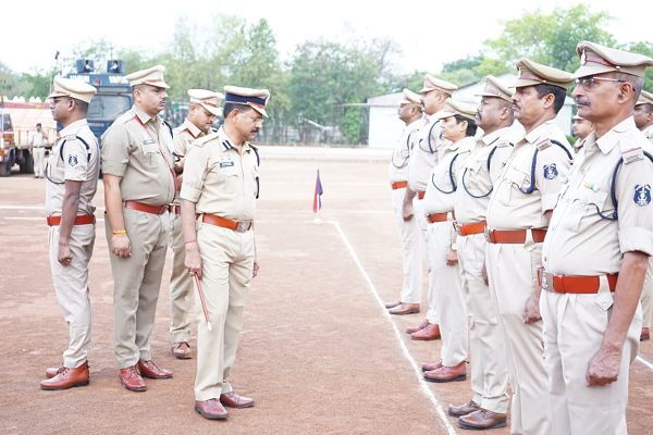 पुलिस लाइन में जनरल परेड, उत्कृष्ट प्रदर्शन करने वालों को डीआईजी ने किया सम्मानित