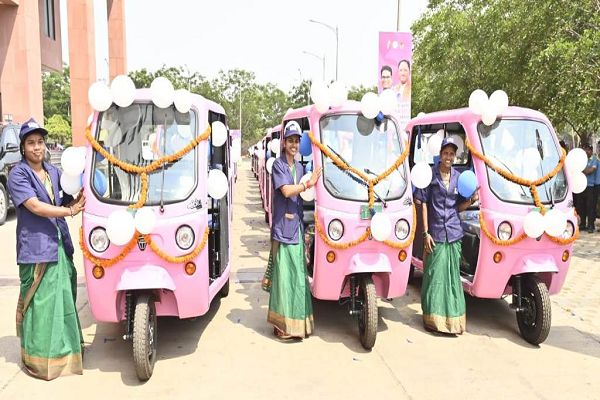 नवा रायपुर में ई-ऑटो सेवा का शुभारंभ, 40 महिलाओं को मिला रोजगार