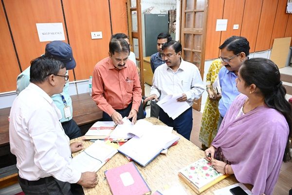  कमिश्नर ने किया जिला कलेक्टोरेट एवं जिला अस्पताल का आकस्मिक निरीक्षण