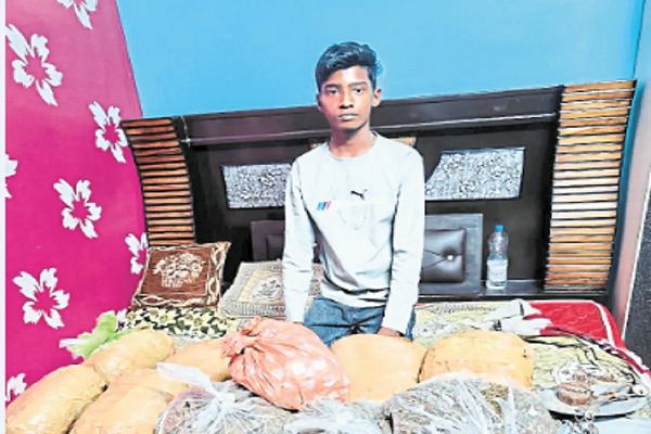 प्यार में बॉयफ्रेंड बना गांजा तस्कर, छापामार कार्रवाई में पकड़ाया तो मां-बेटी हो गई रफूचक्कर