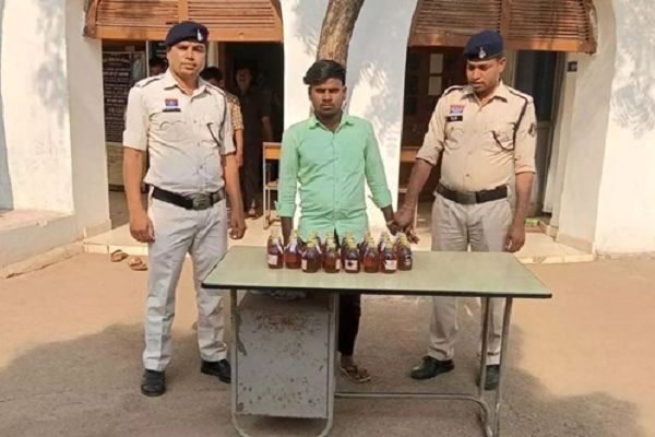 अवैध रूप से शराब बेचने वाले 2 आरोपी गिरफ्तार