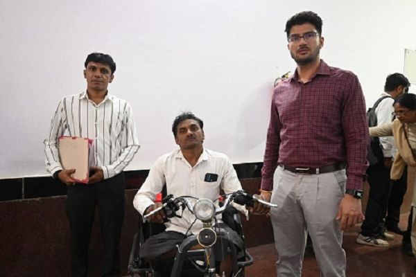 दिव्यांग रतन लाल को मिला मोटराइज्ड ट्राईसिकल