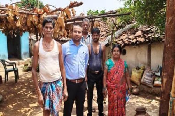 मोर दुआर साय सरकार महाभियान के तहत आवास सर्वे करने जिला पंचायत सीईओ पहुंचे हितग्राहियों के घर