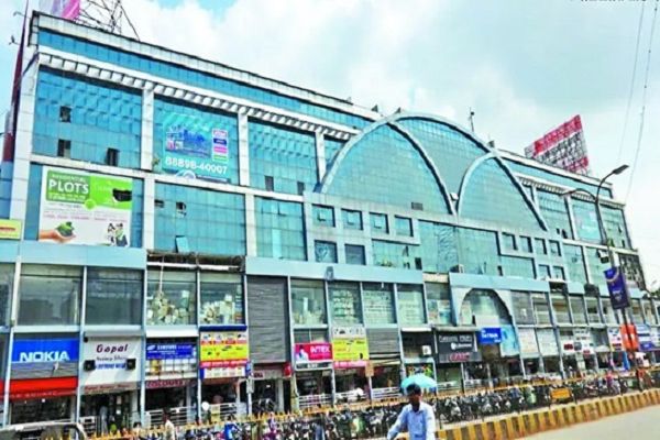 रवि भवन में छापा कई दुकानों में काम करते मिले नाबालिग