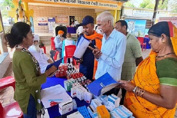 छत्तीसगढ़ सिख ऑफिसर्स वेलफेयर एसोसिएशन ने किया ग्राम टेमरी में निःशुल्क स्वास्थ्य शिविर का आय़ोजन