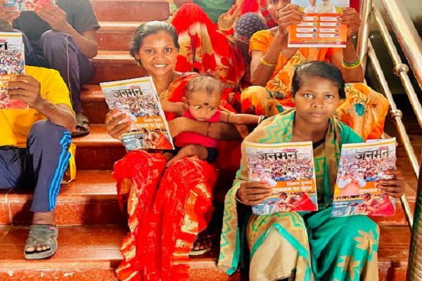छत्तीसगढ़ जनमन पत्रिका का वितरण