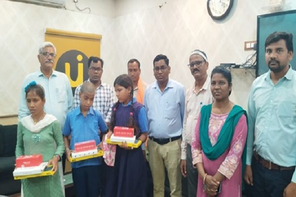 दृष्टिबाधित बच्चों को मोबाईल, की बोर्ड, हेडफोन एवं ओटीजी का वितरण किया गया