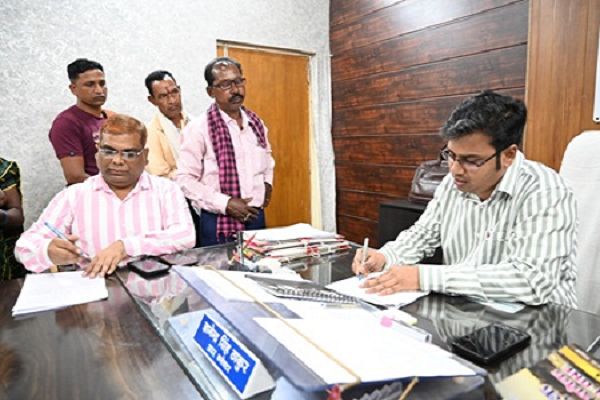 अपर कलेक्टर ने जनदर्शन में सुनी आमजनों की समस्याएं