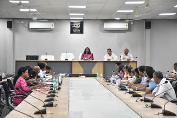 नवपदस्थ कलेक्टर ने बैठक लेकर जिले की विभिन्न गतिविधियों की ली जानकारी