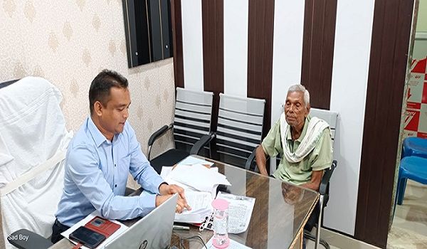 सुशासन तिहार में बुजुर्ग को मिली पेंशन की राहत