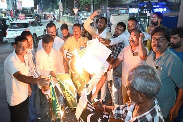पहलगाम आतंकी हमले के विरोध में कांग्रेस कार्यकर्ताओं ने जलाया पाकिस्तान का नक्शा