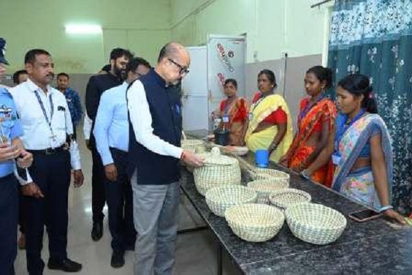 राज्यपाल डेका ने मंथन खाद्य उत्पाद प्रसंस्करण प्रयोगशाला व पैकेजिंग केंद्र का किया अवलोकन