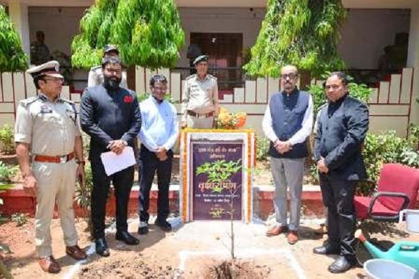 राज्यपाल रमेन डेका ने पेड़ मां के नाम के अंतर्गत कल्पवृक्ष के पौधे का किया रोपण