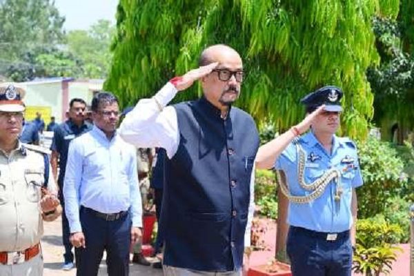 राज्यपाल डेका को दिया गया गार्ड ऑफ ऑनर