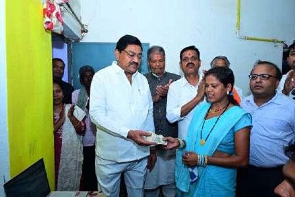 ग्रामीणों को मिलेगी बड़ी राहत, छोटे-छोटे कामों के लिए पैसा निकालने नहीं जाना पड़ेगा दूर : मंत्री बघेल