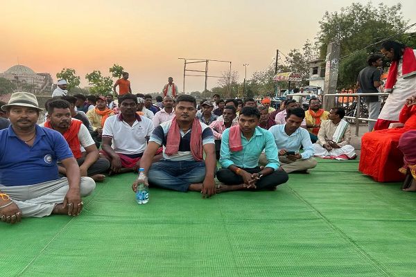 खारुन गंगा आरती के लिए लगाए गए बड़े-बड़े पाटों को लेकर बवाल, आरती को ही लेकर सवाल