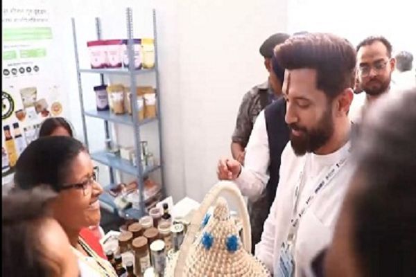 जशप्योर स्टॉल पर पहुंचे खाद्य प्रसंस्करण मंत्री चिराग पासवान