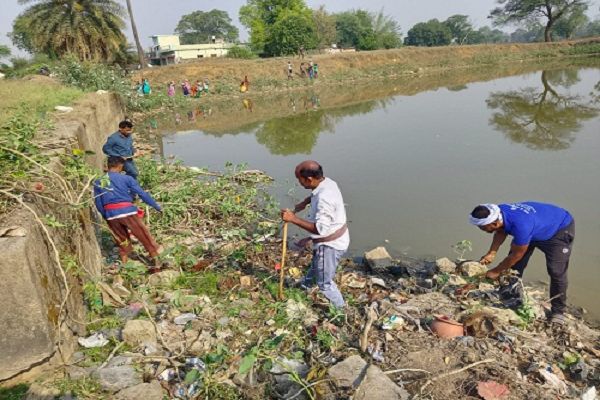 बागबहार और पत्थलगांव में मंदिर, तालाब की साफ-सफाई