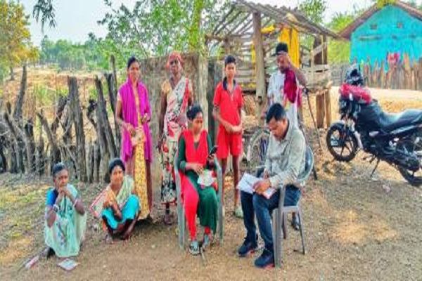 घर-घर जाकर बनाये जा रहे आयुष्मान कार्ड