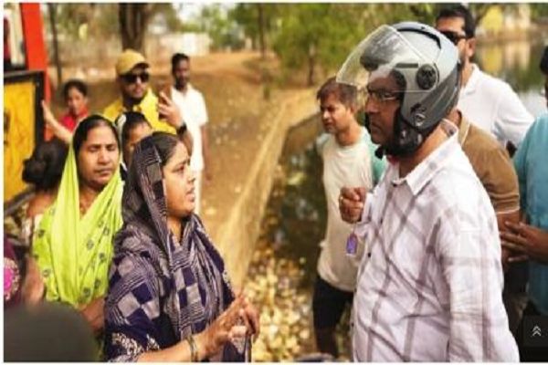 खमरिया जुनवानी में घर घर सम्पर्क करने स्कूटी से पहुंचे विधायक रिकेश सेन