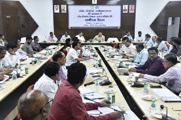 बस्तर में सड़क एवं पुल-पुलिया निर्माण को सर्वोच्च प्राथमिकता के साथ करें पूर्ण : डॉ. कमलप्रीत सिंह