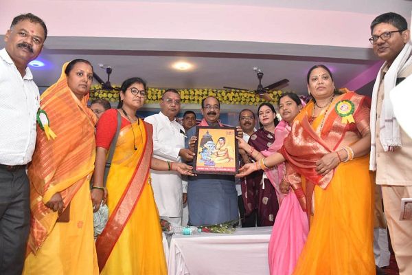  मेहनत एवं ईमानदारी से आगे बढ़ रहा साहू समाज : श्री अरूण साव