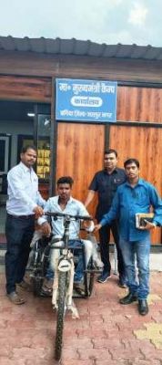 मुख्यमंत्री कैंप कार्यालय में निशक्त हेरालाल राम को प्रदान किया गया मोटराइज ट्राई सायकल और वैशाखी