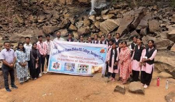 विद्यार्थियों ने मैनपाट में टाइगर प्वाइंट, जलजली और बौद्ध मंदिर का किया भ्रमण