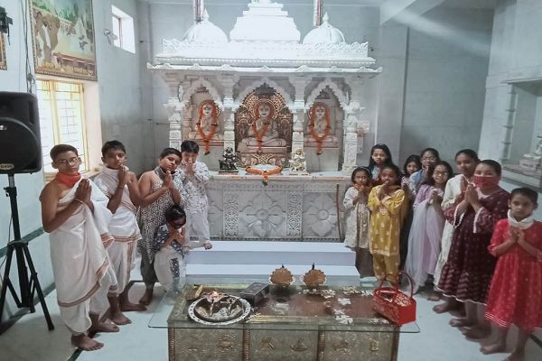 अक्षय तृतीया पर बच्चों ने की शांति की प्रार्थना, पहलगाम आतंकी हमले पर जताया रोष