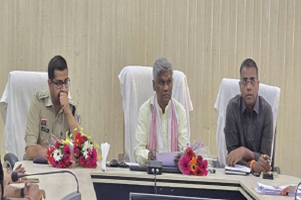 गोबर से प्राकृतिक खेती की जाए तो जमीन विषाक्त से उपजाऊ होगा : विशेषर पटेल