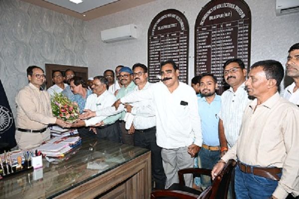 अधिकारी-कर्मचारियों ने किया कलेक्टर का स्वागत