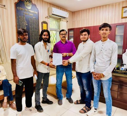 सेमेस्टर परीक्षा तिथि बढ़ाने NSUI ने रविवि के कुलसचिव को सौंपा ज्ञापन