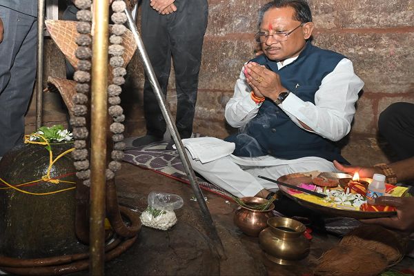 मुख्यमंत्री ने तेरहवीं शताब्दी के प्राचीन शिव व हनुमान मंदिर के किए दर्शन