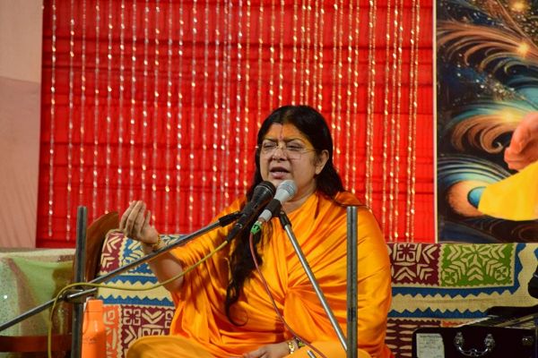 वास्तविक महापुरुष की शरणागति से मिलते हैं भगवान् - सुश्री धामेश्वरी देवी