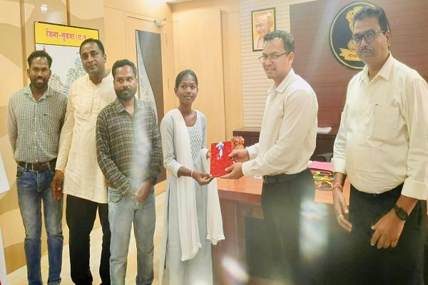 कलेक्टर ने टॉपर बच्चों को किया सम्मानित, राज्य स्तर की मेरिट सूची में प्रियंका को मिला 6वाँ स्थान