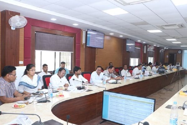 समय सीमा बैठक में कलेक्टर ने विभिन्न योजनाओं की समीक्षा की