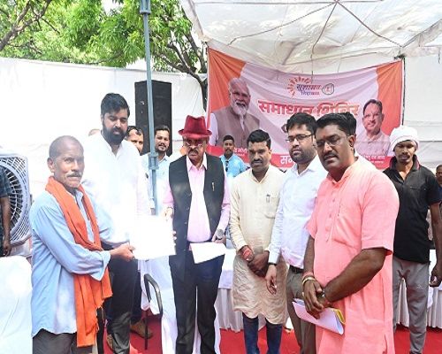 आम पेड़ की छांव में हुआ समाधान शिविर का आयोजन