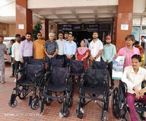 चरामेति फाउंडेशन ने अम्बेडकर अस्पताल को दिये आठ नग व्हीलचेयर