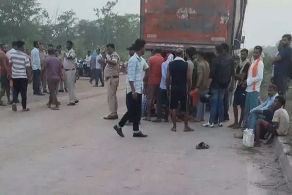 बाइक सवार को कुचलकर भागा ट्रेलर चालक, आक्रोशित ग्रामीणों ने किया रोड जाम