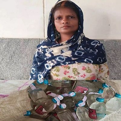  रायपुर में पकड़ाई महिला शराब तस्कर