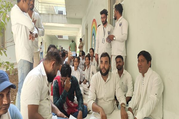 छात्र संगठन को देख डीन अपना चैंबर छोड़ कर भागे,छात्रों में नाराजगी 