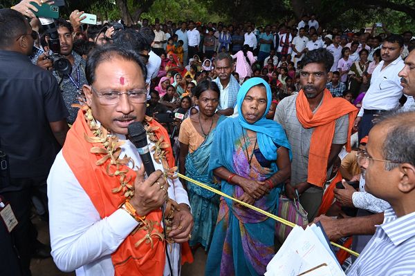 मुख्यमंत्री श्री विष्णु देव साय का हरगवां गांव में औचक दौरा ग्रामीणों से किया सीधा संवाद