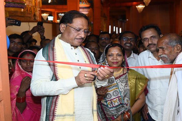  मुख्यमंत्री ने दोकड़ा में पीएम आवास योजना के हितग्राही संतु चक्रेस को चाबी देकर गृह प्रवेश कराया