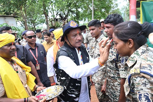  मुख्यमंत्री  और गृहमंत्री  ने जवानों का तिलक लगाकर  स्वागत एवं अभिनंदन किया तथा उनकी हौसला अफजाई की।