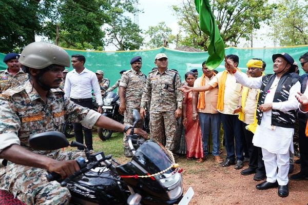 मुख्यमंत्री श्री विष्णु देव साय ने बासिंग सुरक्षा कैंप में आयोजित कार्यक्रम में  सुरक्षा बलों को पेट्रोलिंग करने के लिए 50 मोटरसाइकिल के साथ रवाना किया