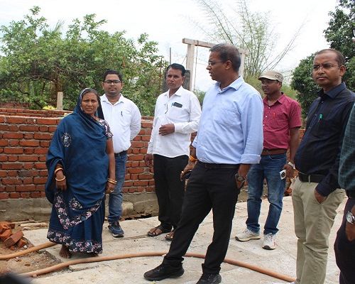 हितग्राहियो के घर जाकर कलेक्टर ने पीएम आवास निर्माण को पूर्ण करने किया प्रोत्साहित