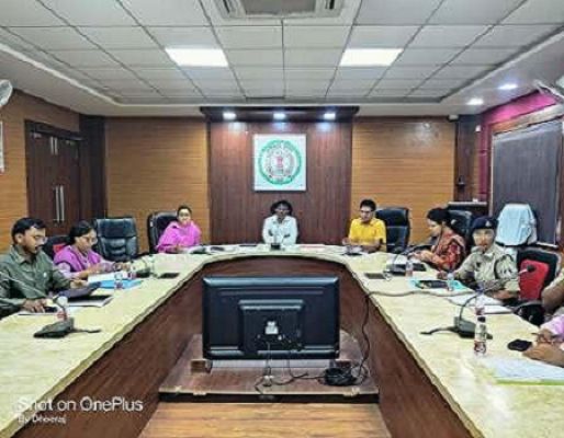 कलेक्टर ने विस्तृत समीक्षा कर राजस्व अधिकारियों को दिए आवश्यक दिशा निर्देश