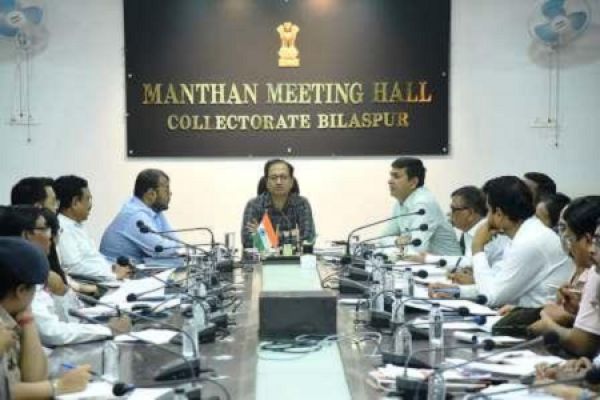 कलेक्टर ने सामुदायिक भागीदारी से पौधारोपण करने पर दिया बल