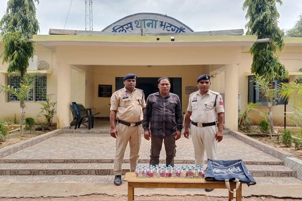 पूर्व सरपंच प्रतिनिधि 35 पाव अवैध शराब के साथ गिरफ्तार